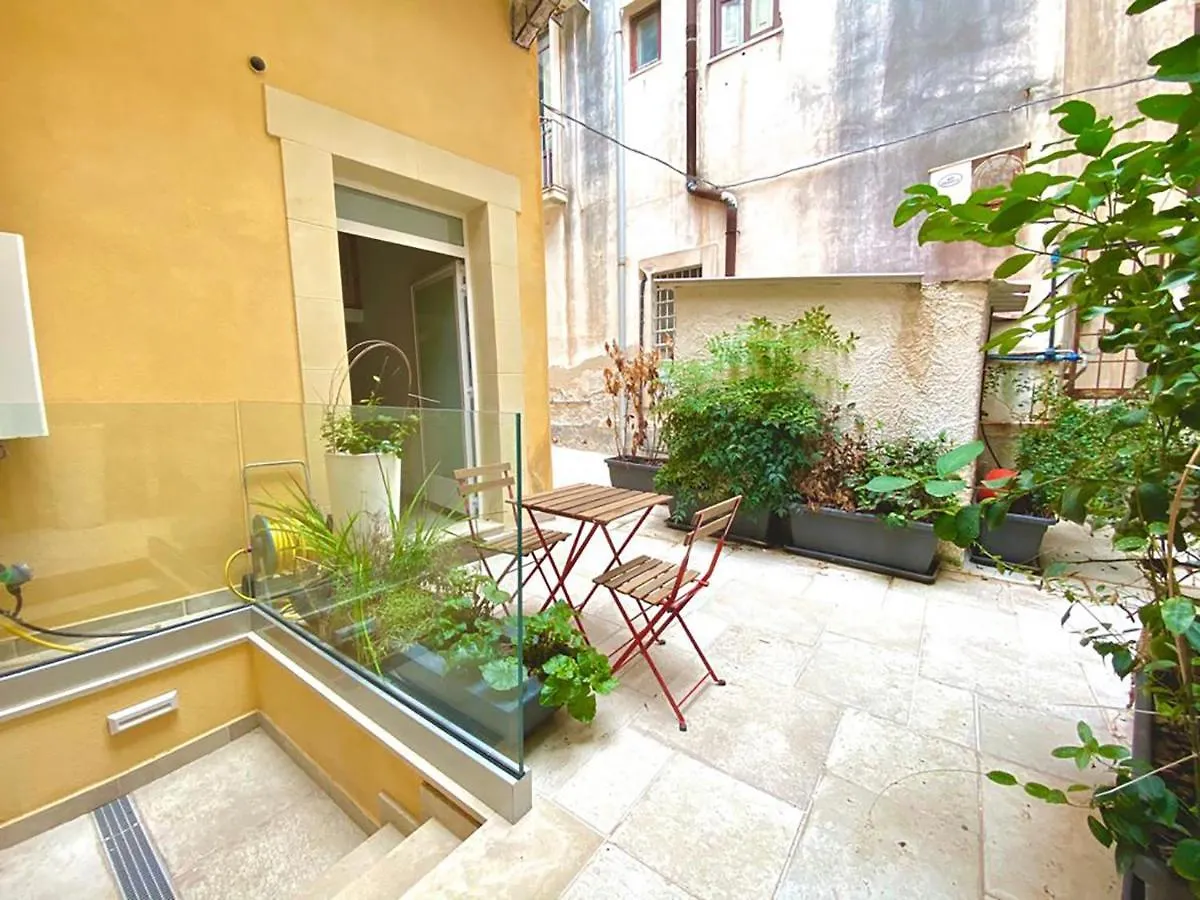Appartamento Nido con cortile vicino al Tempio di Apollo Syracuse 0*,  Italia